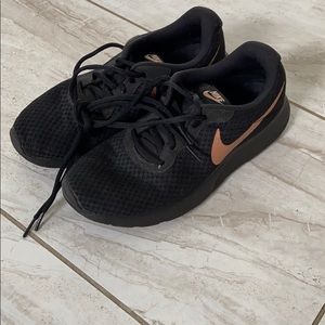 Size eight Nike tanjun women’s sneakers